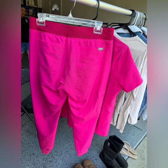 FIGS Zamora Jogger Scrub Pants pink - Picture 2 of 4